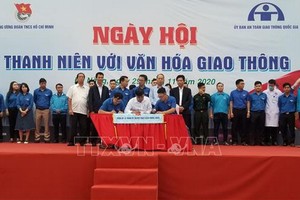 各單位與峴港市共青團簽署響應“2020交通安全年”計劃具結書。（圖源：越通社）