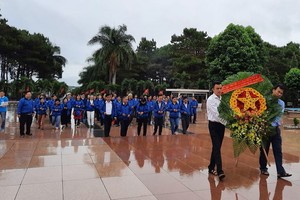 市民運幹部模範代表團在達樂省烈士陵園敬獻花圈緬懷英雄烈士。（圖源：淮南）