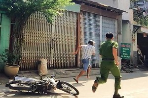 平新郡平興和Ａ坊公安追捕１名搶奪財產嫌犯人。