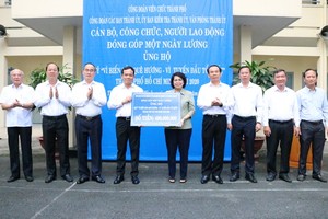 市委領導將籌得的款項轉交給市越南祖國陣線委員會。（圖源：文明）