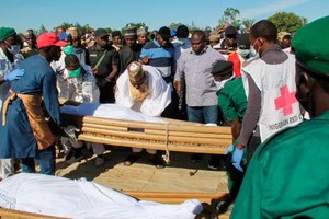 當地時間2020年11月28日，尼日利亞東北部博爾諾州，該州一村莊遭極端組織“博科聖地”武裝分子襲擊，至少110人遇害。（圖源：AFP）