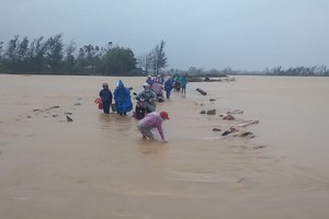 茶倫鄉河水陸續上漲，水流湍急，故若干地方車輛交通中斷。（圖源：Đ.T）