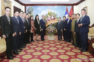 外交部副部長阮國勇及外交部工作團一行前往老撾駐越南大使館贈送鮮花祝賀老撾國慶45週年。（圖源：忠孝）