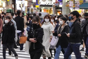 光是今年10月死於自殺的日本人數就超越全日本因新冠肺炎而死亡的人數，尤其對女性和學生的影響最顯著。圖為東京街頭一瞥。（圖源：EPA）