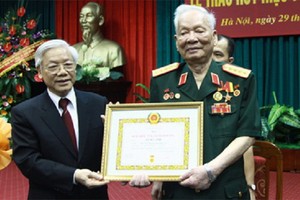 2013年7月29日，黨中央總書記、國家主席阮富仲向黎德英同志頒授75年黨齡紀念章。（圖源：中央宣教部）