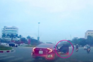 於10月26日在河內市，當汽車在街上行駛時，車上人強力推開車門。