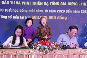 原國家副主席張美華見證各單位與基金會簽署合同。