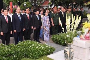 市領導親往守德郡本市陵園上香和敬獻鮮花緬懷原國家主席黎德英大將。（圖源：越勇）
