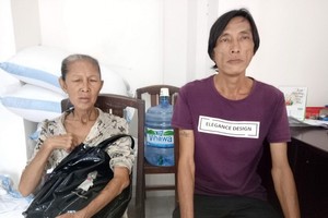 馮銀華與兒子來報社求助。