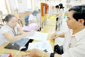 第一郡人委會幹部指引民眾辦理行政手續。