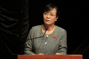 市人民議會原主席阮氏決心在與第二郡、守德郡選民接觸會上發言。（圖源：佐琳）