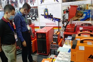 業者們正參觀博覽會的機械展品。