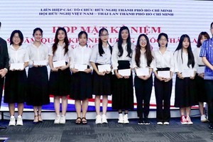 泰國駐本市總領事Apirat Sugondhabhirom (右一)向學生派發助學金。