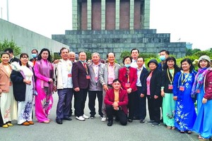 出席全國少數民族代表大會的華人代表合影。