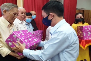 華人幹部王沛川校長獲“好人好事”稱號。