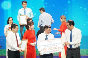 第五郡越南祖國陣線委員會副主席陳南德(中)代表郡移交善款。