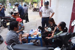 四人在街頭擺酒桌聚集喝酒聊天，不顧職能力量發出警示提醒，其中3人仍持固執態度而堅決不戴口罩，終遭重罰共600萬元。（圖源：光定）