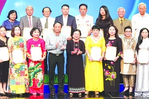 原國家副主席張美華(右五)向熱心人士、單位贈送紀念章。