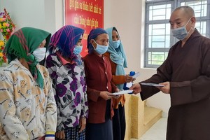 釋慧功上座將本報的善款轉贈給富安省160個特困家庭。