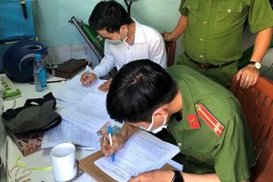 涉案嫌犯張俊弟（白衣）在拘捕令上簽字。（圖源：玉黎）