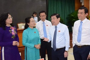 與會代表在會議場外交換意見。（圖源：自忠）