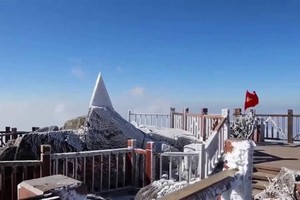 番西邦峰頂上都覆蓋了一層薄薄冰霜。（圖源：）