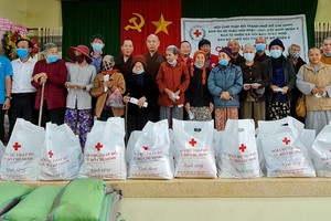 本市慈善團向災民贈送禮物。