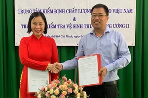 越南燕窩檢驗中心代表杜燕君(左) 與中央二獸醫衛生檢查中心簽署合作協議。