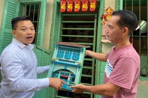 鄧栢沂（右）把老房子的模型捐贈給“西堤華人文化陳列室”計劃。