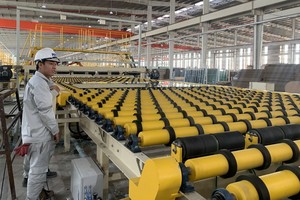 富美超白浮法玻璃廠生產線一瞥。（圖源：茶銀）