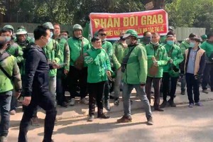 昨(7)日上午，穿著Grab制服的數百名網約司機聚集到該公司辦事處前反對運費調升。（圖源：互聯網）