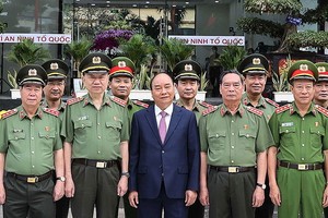 政府總理阮春福（前中）同與會代表合影。（圖源：統一）