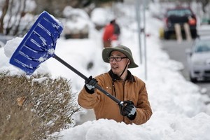 民眾清理積雪。（圖源：互聯網）