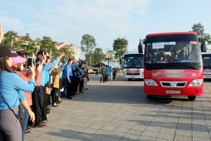 圖為去年春節前，某公司工人們回鄉過節歡送場景。（示意圖源：耀基）