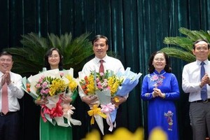 市領導祝賀兩位新任市人委會副主席。（圖源：自忠）