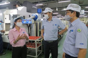 第七郡新順出口加工區越南Juki有限責任公司黨支部黨員聆聽勞工的心聲，以給企業領導作參謀。