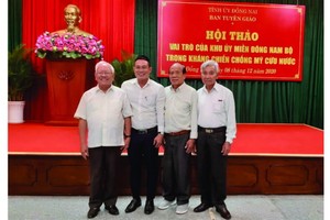 本報編委文忠孝(左二)與原南部東區區委領導合照留念。