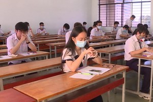 學生課堂上保持社會距離。（圖源：秋莊）