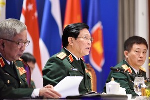 國防部長吳春歷大將（中）在會議上致開幕詞。（圖源：阮宏）