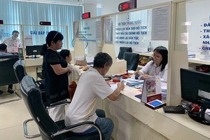 民眾在第三郡人委會辦理行政手續。