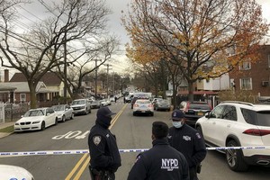 當地時間12月4日，美國紐約市布朗克斯地區發生槍擊事件，導致兩到三名法警和一名持槍嫌疑人受傷。圖為警方在事發現場拉起警戒線。（圖源：互聯網）