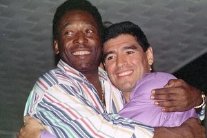 貝利（左）與馬拉多納生前合影。（圖源：互聯網）