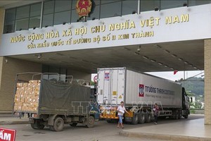 圖為兩輛運載農產品的貨車經老街金城口岸通關後運往中國。（圖源：越通社）