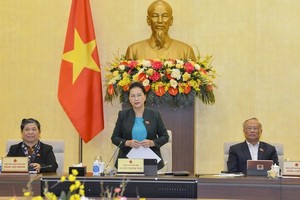 國會主席阮氏金銀（中）在會上致閉幕詞。（圖源：Quochoi.vn）