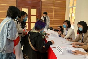 多人報名自願接種新冠疫苗。（圖源：L. Anh）