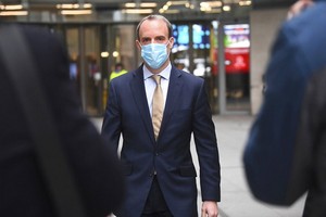 英國外相藍韜文12月10日受訪時指，英國與歐盟的脫歐後貿易談判有達成協議的餘地，但雙方重大分歧仍未解決。圖為11月29日藍韜文在倫敦英國廣播公司大樓外面向傳媒。（圖源：AP）