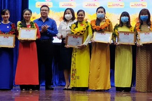 第十一郡共青團副書記、郡青聯會主席鄧孝(左四)向模範年輕教師頒獎。