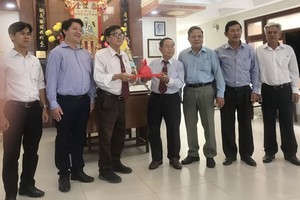 上屆理事長何冠忠(左三)在各政權代表見證下移交宗祠印章給第十五屆理監事會理事長何國華(右四)。