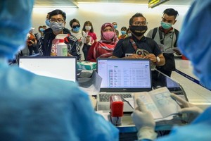 經由新山一國際機場口岸入境的外籍人士在辦理健康檢查手續。（圖源：友科）