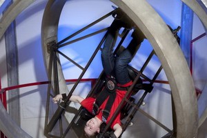 進入多軸訓練類比裝置，體驗在外太空翻轉的感覺